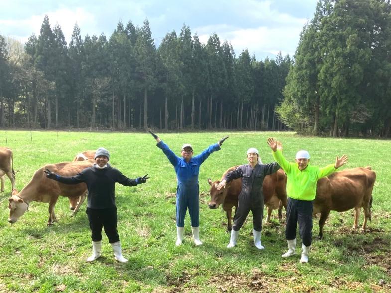 日本では珍しい、ジャージー牛を山地放牧している牧場です♪ 限りなく自然に近い環境でノビノビと! 鶏やポニー、猫、犬もいて動物に囲まれた生活を送れます!
