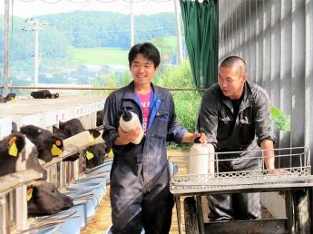 ◎2017年にスタートした酪農事業のスタッフ◎”牛に関わる全ての事業を自社完結”する、日本有数の圧倒的スケールが当牧場の魅力です