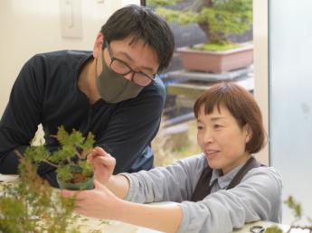 江戸時代から続く盆栽園で、盆栽の魅力を伝えていきませんか？植物がお好きな方、人とのふれあいがお好きな方は歓迎します！