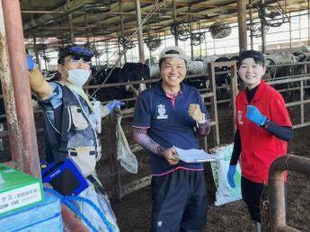  牛たちの鼻の頭から爪の先まで大切に育てる牧場で一緒にお仕事してみませんか？ 未経験歓迎！手当や休みも充実！