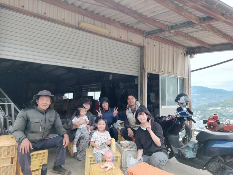 手間暇かけて育てた「日の丸みかん」の収穫シーズンがやってきます！ 今年の冬は私たちと一緒にみかんの収穫をしてみませんか？ カップル、ご夫婦で働きたい！という方お待ちしてます！