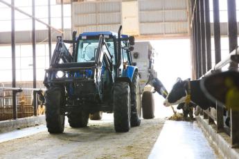 牛の給食センター「TMRセンター」で働きませんか? 農業機械オペレーター大募集! ◎経験不問(大型特殊や大型自動車免許保有者歓迎!)