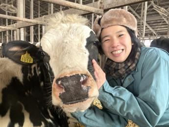 「牛が好き」その気持ちを大切にしながら働ける牧場です 「循環型酪農」×「六次産業化」×「若手活躍」 北海道・オホーツクの大地で、あなたの「やってみたい」気持ちをカタチにしませんか? ◎寮・社宅あり ◎「育てる」から「届ける」まで。こだわりの乳製品加工・カフェ運営