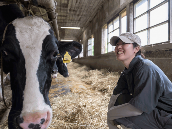 ★将来の農場長・スペシャリスト候補を募集★ 搾乳から飼養管理まで、経験を活かし現場をリードする役割をお任せします! 日本有数の農場で一生モノのキャリアを築きませんか? 岩手県へのUIターン就職の方も大歓迎です!