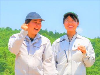 新卒入社が半数以上の職場で、腰を据えたキャリアを築けます 創業135年の安定基盤で、20代の仲間と「究極の有機野菜」を作りませんか? 農業の知識は無しでOK!「優しい先輩」と「専門家の知恵」でサポートします!