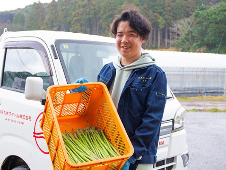 まっすぐ農業と向き合い、まっすぐ挑戦し続け、農業で九州を元気にしたい JR九州グループで、未経験から最短4年で農場長を目指せる！ 「笑顔」が最高の肥料♪  松浦農場のアスパラガス施設栽培は日本最大規模！ 新卒・中途を問わずイチから成長できる環境で農業を始めませんか？
